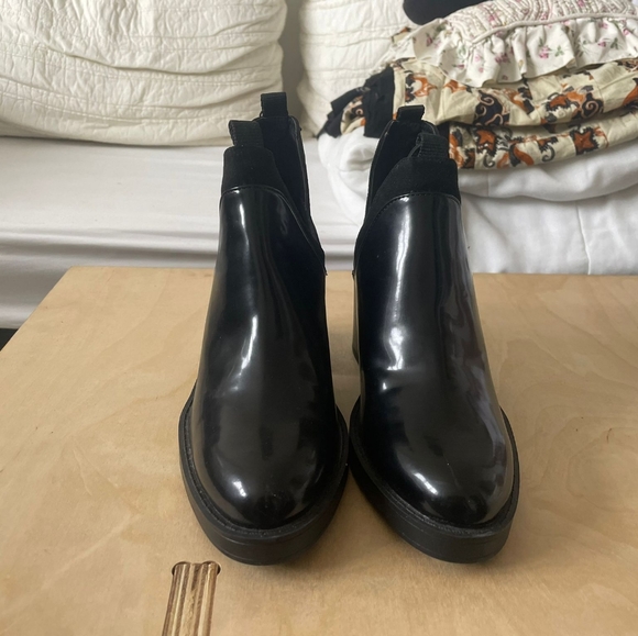 NWT Black Cutout Heeled Ankle Boots Size 5 NWT - Picture 3 of 5